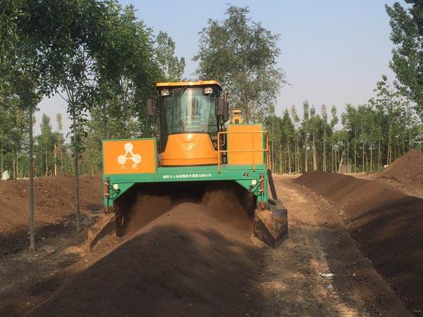 履帶式地面翻堆機(jī)在室外作業(yè)實例圖片